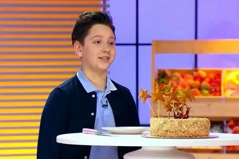 Постер «Всё было понятно по разрезу»: школьник из Новокузнецка попал на шоу «Кондитер.Дети» — какой торт он принес Агзамову