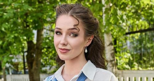 Постер Дочь Юлии Началовой окончила школу